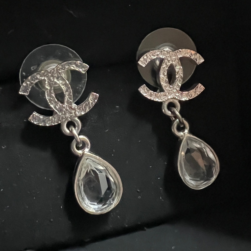 Sold❤️100% authentic Chanel CC diamond earrings